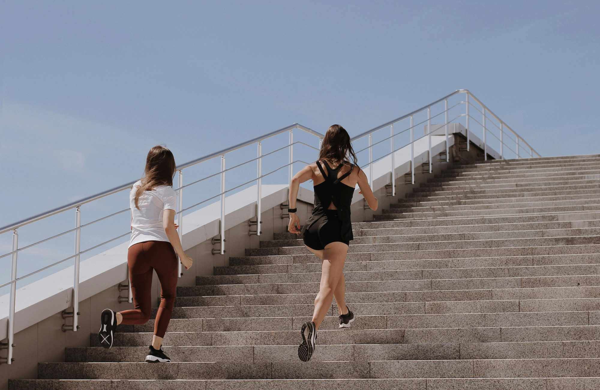 ženy běží do schodů